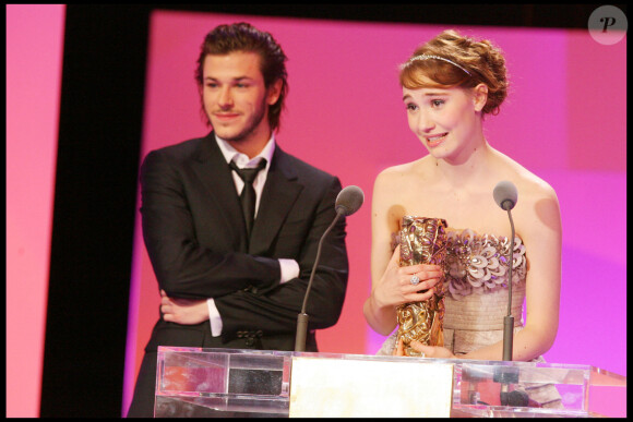 Gaspard Ulliel remet le César du Meilleur espoir féminin à Déborah François pour le film "Le Premier jour du reste de ta vie" en 2009. 