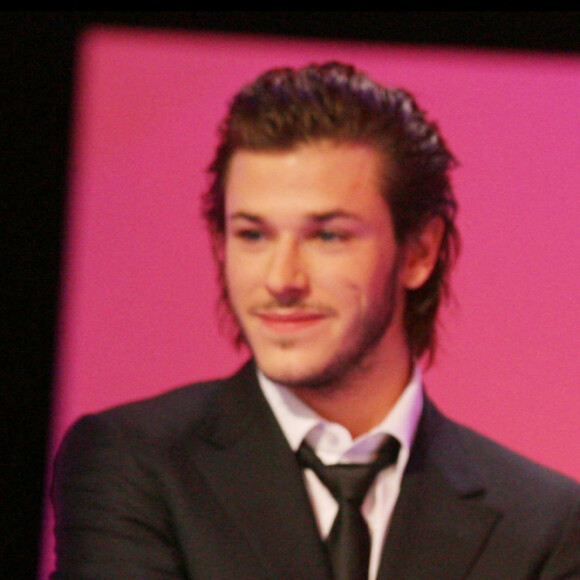 Gaspard Ulliel remet le César du Meilleur espoir féminin à Déborah François pour le film "Le Premier jour du reste de ta vie" en 2009. 