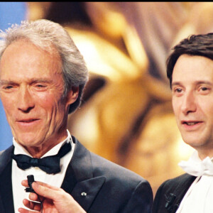 Clint Eastwood reçoit le César d'honneur en 1998, lors d'une cérémonie animée par Antoine de Caunes. 