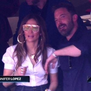Jennifer Lopez et son compagnon Ben Affleck assistent au Super Bowl LVI au SoFi Stadium.