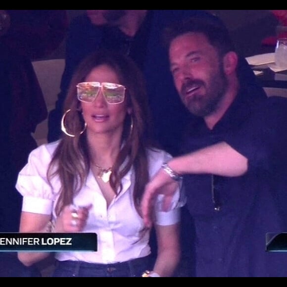 Jennifer Lopez et son compagnon Ben Affleck assistent au Super Bowl LVI au SoFi Stadium.
