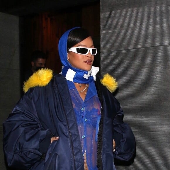 Exclusif - Rihanna, enceinte, quitte le restaurant Nobu à Hollywood, dans la nuit du 13 au 14 février 2022.