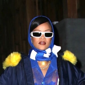 Rihanna, enceinte, quitte le restaurant Nobu à Hollywood, dans la nuit du 13 au 14 février 2022.