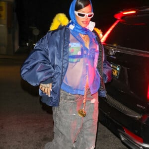 Exclusif - Rihanna, enceinte, quitte le restaurant Nobu à Hollywood, dans la nuit du 13 au 14 février 2022.