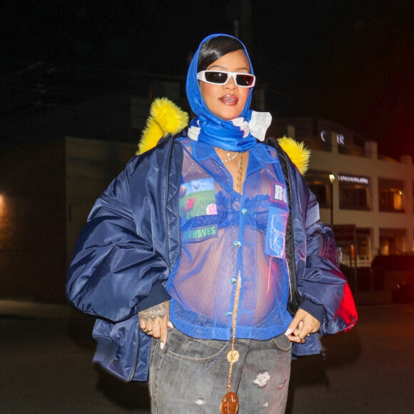 Exclusif - Rihanna, enceinte, quitte le restaurant Nobu à Hollywood, dans la nuit du 13 au 14 février 2022.