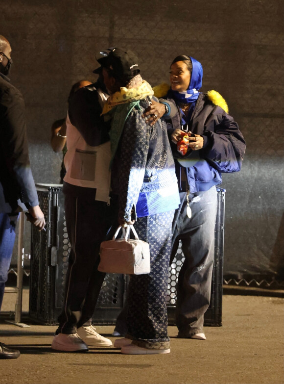 Rihanna, enceinte, et A$AP Rocky quittent le SoFi Stadium à l'issue du Super Bowl LVI. Inglewood, le 13 février 2022.