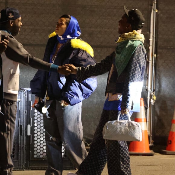 Rihanna, enceinte, et A$AP Rocky quittent le SoFi Stadium à l'issue du Super Bowl LVI. Inglewood, le 13 février 2022.