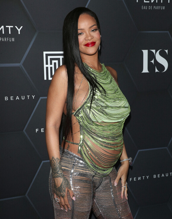 Rihanna (enceinte) au photocall "Fenty Beauty et Fenty Skin" à Los Angeles, le 11 février 2022.