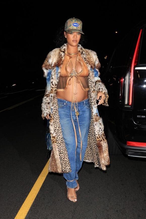 Rihanna enceinte a dîné au restaurant Giorgio Baldi à Santa Monica le 9 février 2022.