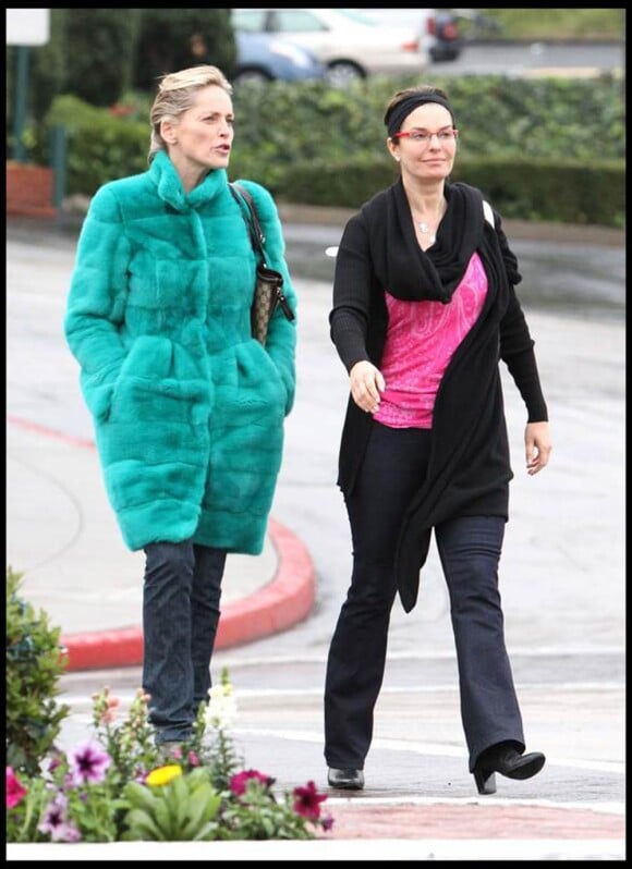 La belle Sharon Stone et sa copine Jeanne Tripplehorn, à la sortie du Cafe Med d'Hollywood, à Los Angeles, en janvier 2010.