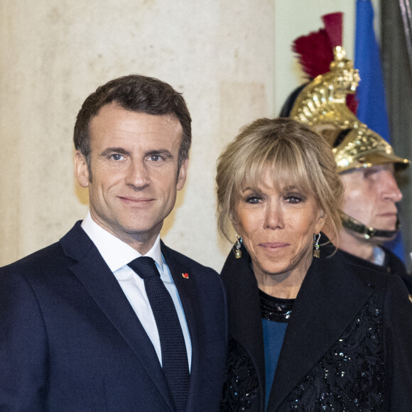 Le président Emmanuel Macron et Brigitte Macron - Arrivées au dîner offert par le président de la République en l'honneur de M. Marcelo Rebelo de Sousa, Président de la République portugaise au palais de l'Elysée à Paris le 11 février 2022. © Pierre Perusseau / Bestimage 