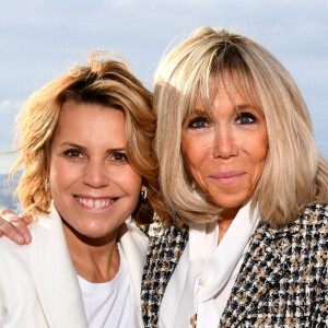 Laura Tenoudji Estrosi et Brigitte Macron durant la clôture nationale de l'opération Pièces Jaunes 2022, sur la colline du Château à Nice, le 4 février 2022.