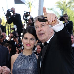 Alec Baldwin et sa femme Hilaria Thomas (enceinte) - Montee des marches du film "Blood Ties" lors du 66eme Festival du film de Cannes, le 20 mai 2013. 