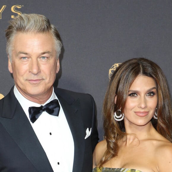 Alec Baldwin et sa femme Hilaria Baldwin au photocall de la 69ème édition des Emmy Awards au théâtre Microsoft à Los Angeles le 17 septembre 2017. 