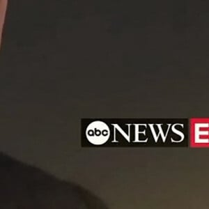 Alec Baldwin fond en larmes lors d'un interview sur la tragédie du tournage du film "Rust" par George Stephanopoulos sur ABC News le 1er décembre 2021. 