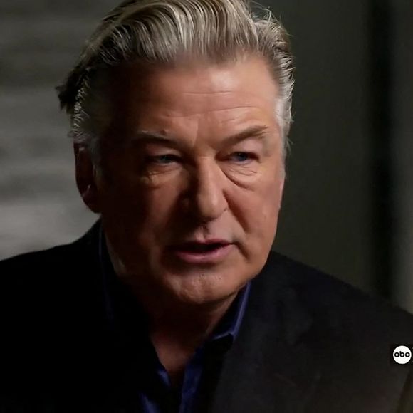 Alec Baldwin fond en larmes lors d'un interview sur la tragédie du tournage du film "Rust" par George Stephanopoulos sur ABC News. 