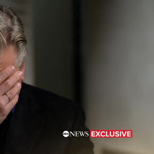 Alec Baldwin fond en larmes lors d'un interview sur la tragédie du tournage du film "Rust" par George Stephanopoulos sur ABC News le 1er décembre 2021. 