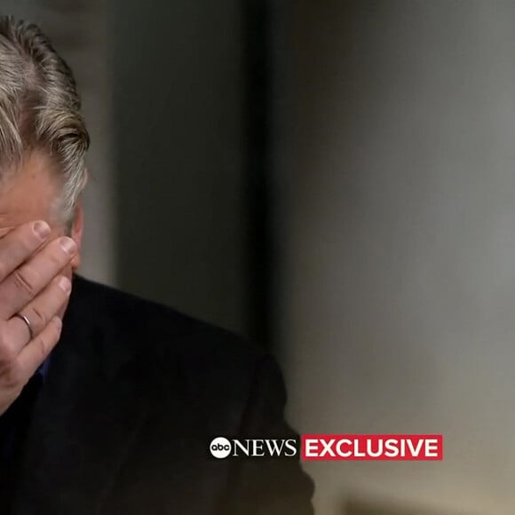 Alec Baldwin fond en larmes lors d'un interview sur la tragédie du tournage du film "Rust" par George Stephanopoulos sur ABC News le 1er décembre 2021. 