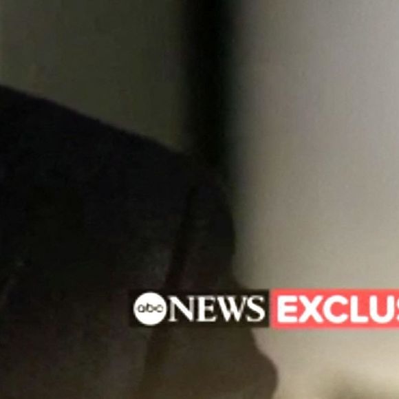 Alec Baldwin fond en larmes lors d'un interview sur la tragédie du tournage du film "Rust" par George Stephanopoulos sur ABC News le 1er décembre 2021. 