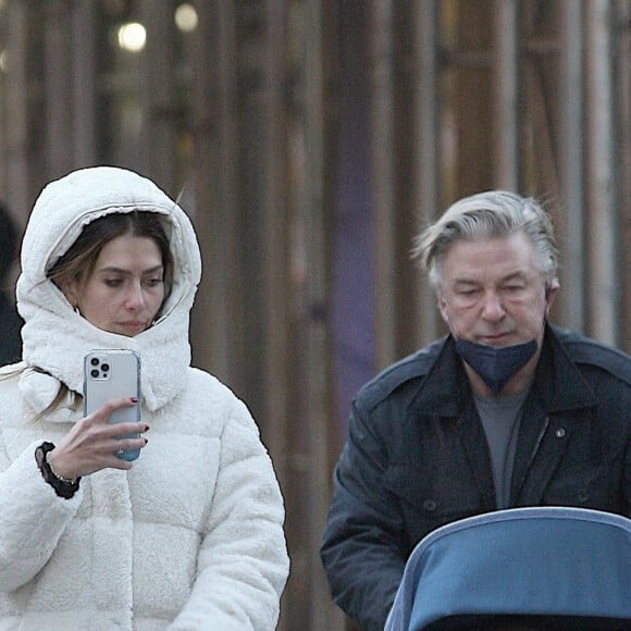 Alec Baldwin et sa femme Hilaria promènent leur fils Eduardo en poussette à New York, le 23 novembre 2021. 