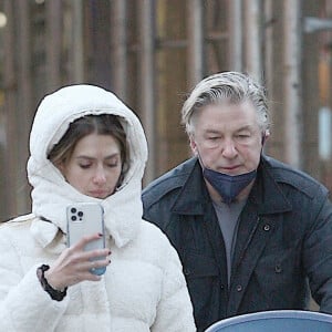 Alec Baldwin et sa femme Hilaria promènent leur fils Eduardo en poussette à New York, le 23 novembre 2021. 