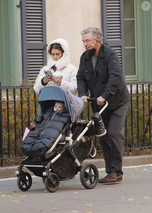 Alec Baldwin et sa femme Hilaria promènent leur fils Eduardo en poussette à New York, le 23 novembre 2021. 