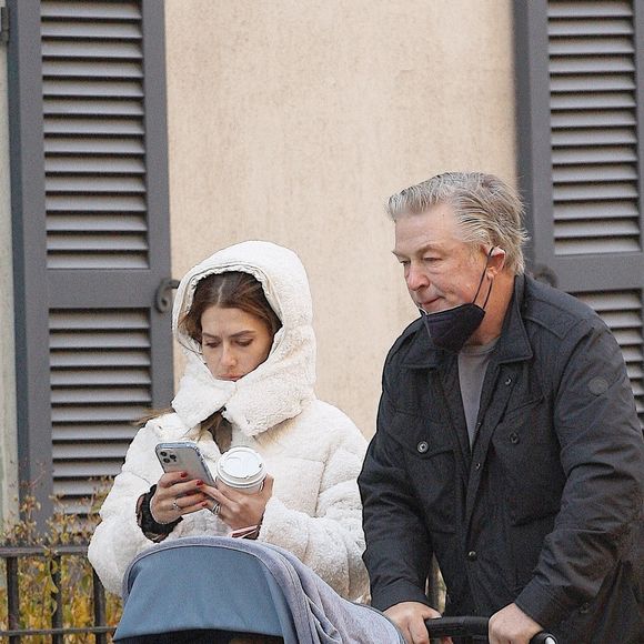 Alec Baldwin et sa femme Hilaria promènent leur fils Eduardo en poussette à New York, le 23 novembre 2021. 