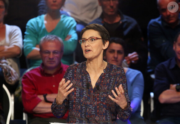 Nathalie Arthaud, candidate à l'élection présidentielle du Lutte Ouvrière (LO) sur le plateau du ''Grand Débat'' des 11 candidats à l'élection présidentielle organisé par les chaînes de télévision BFM TV et CNews, à La Plaine-Saint-Denis, banlieue parisienne, France, le 4 avril 2017. © Dominique Jacovides/Bestimage