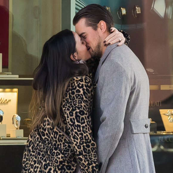 Exclusif - Capucine Anav et son compagnon Victor sont allés choisir leurs alliances pour leur futur mariage, à la bijouterie Galeries Lafayette - Royal Quartz Paris rue Royal à Paris, France