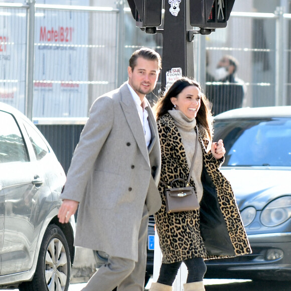 Exclusif - Capucine Anav et son compagnon Victor sont allés choisir leurs alliances pour leur futur mariage, à la bijouterie Galeries Lafayette - Royal Quartz Paris rue Royal à Paris, France, le 7 février 2022.