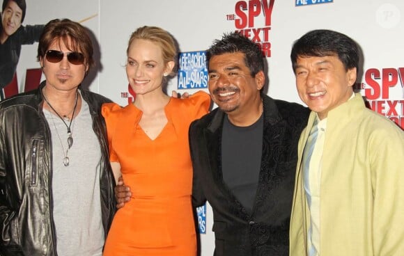 La magnifique Amber Valletta entre Billy Ray Cyrus, George Lopez et Jackie Chan, à l'occasion de l'avant-première de The spy next door, au Grove de Los Angeles, le 9 janvier 2010.