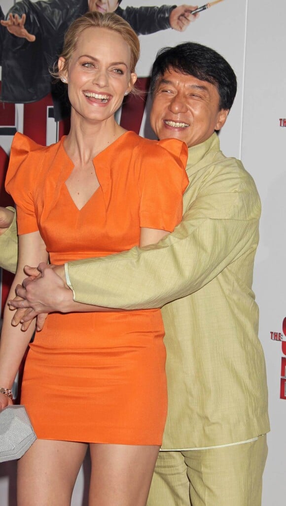 La magnifique Amber Valletta dans les bras de Jackie Chan, à l'occasion de l'avant-première de The spy next door, au Grove de Los Angeles, le 9 janvier 2010.