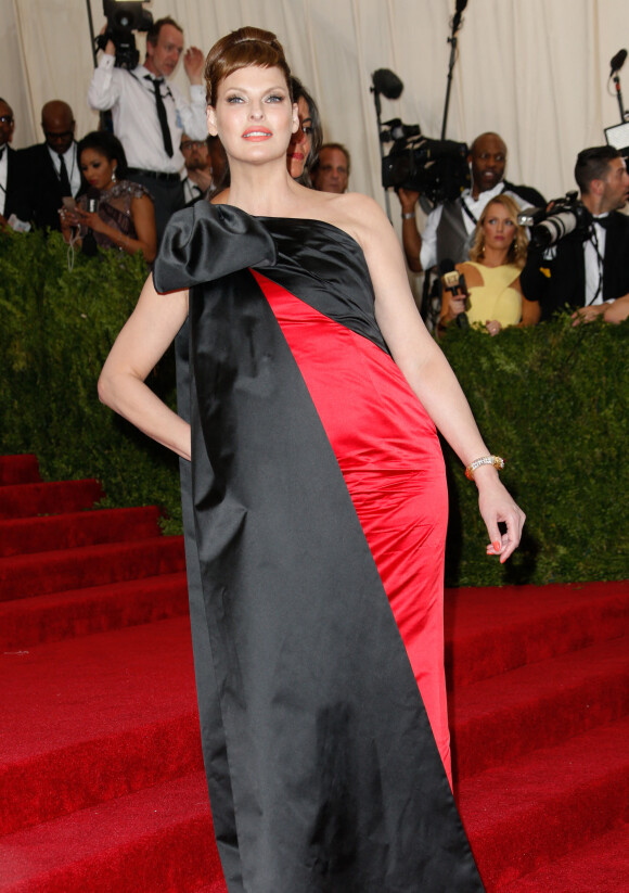 Linda Evangelista - Soirée Costume Institute Gala 2015 (Met Ball) au Metropolitan Museum, célébrant l'ouverture de Chine: à travers le miroir à New York. Le 4 mai 2015. 