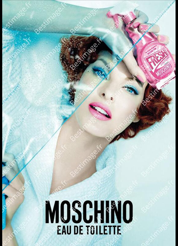 Linda Evangelista posant pour la publicité du parfum Moschino Fresh Couture. 