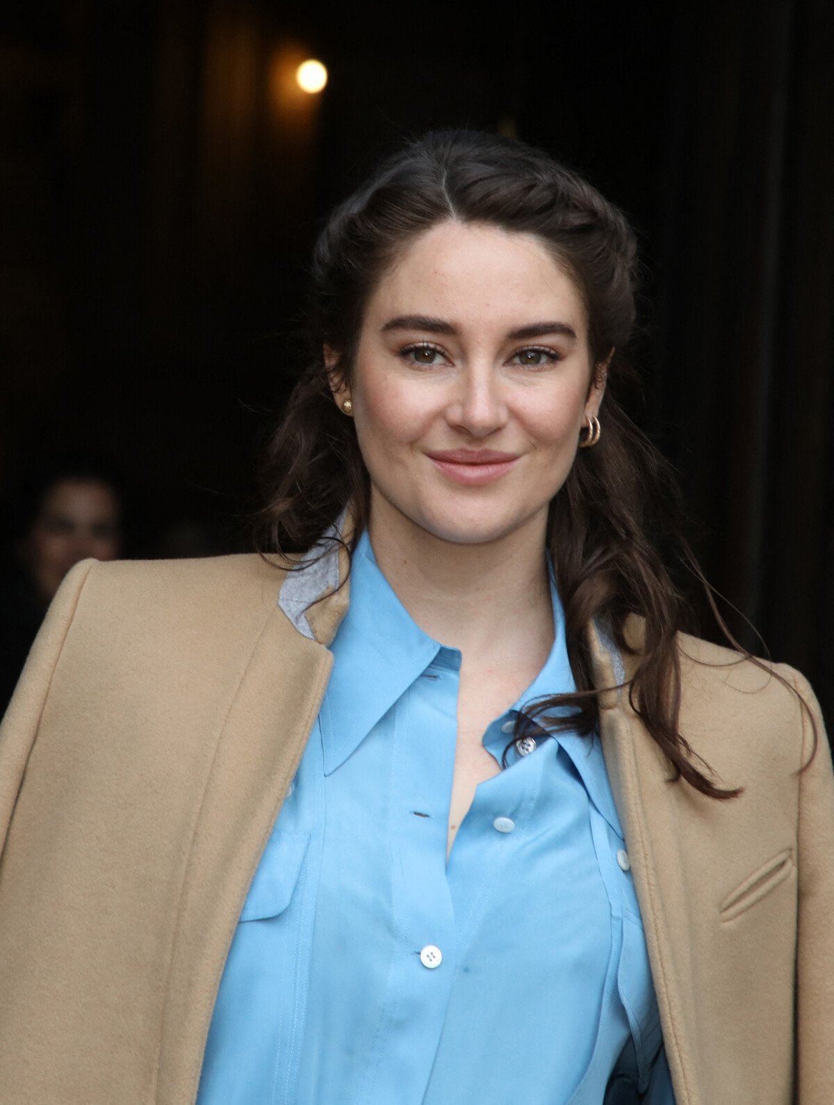 Photo : Shailene Woodley arrive au défilé Stella McCartney pour la Fashion  Week Automne/Hiver à Paris. Photo by Denis Guignebourg/ABACAPRESS.COM -  Purepeople