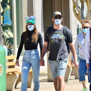 Shailene Woodley et son fiancé Aaron Rodgers ont passé le week-end de Pâques au parc Disney World à Orlando le 3 avril 2021. 