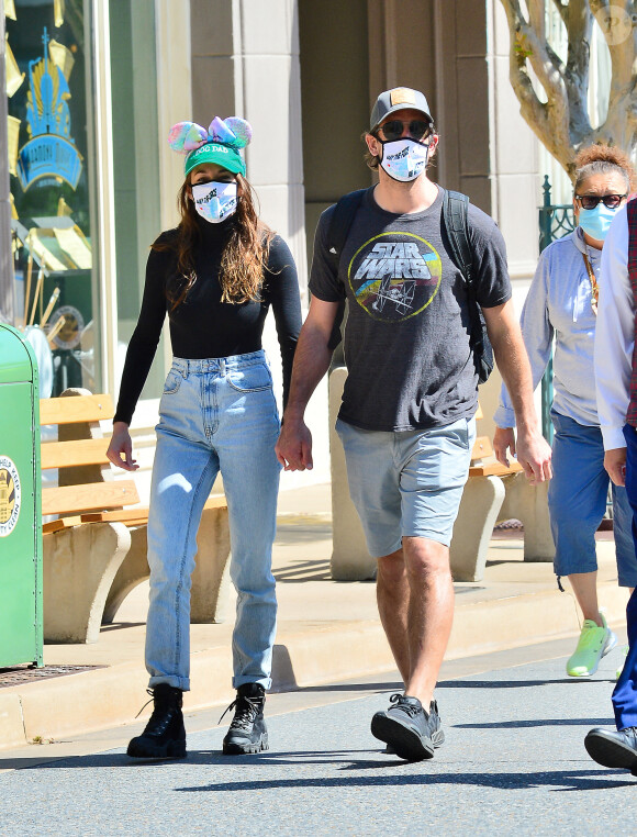 Shailene Woodley et son fiancé Aaron Rodgers ont passé le week-end de Pâques au parc Disney World à Orlando le 3 avril 2021. 