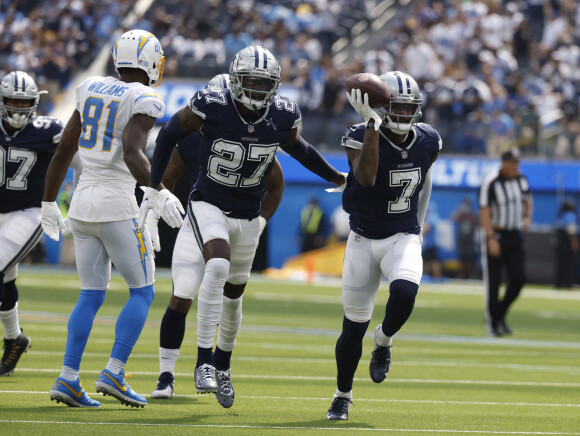 L'équipe des Dallas Cowboys lors d'un match contre les Los Angeles Chargers au SoFi Stadium, en Californie. Photo : Charles Baus/Cal Sport Media/Zuma/ABACAPRESS.COM