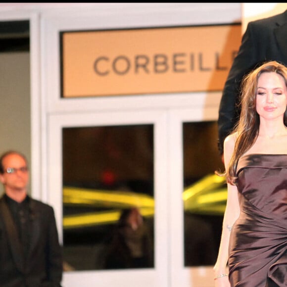 Brad Pitt et Angelina Jolie - Descente des marches pour le film "The Tree of Life", 64ème festival de Cannes.