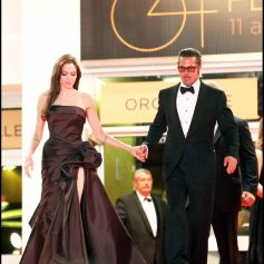 Brad Pitt et Angelina Jolie - Descente des marches pour le film "The Tree of Life", 64ème festival de Cannes.