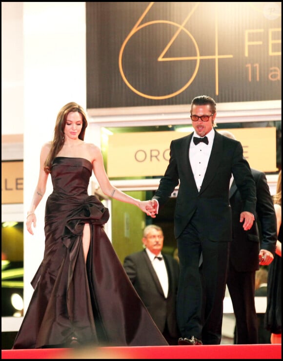 Brad Pitt et Angelina Jolie - Descente des marches pour le film "The Tree of Life", 64ème festival de Cannes.