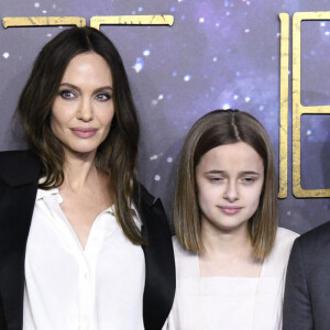 Angelina Jolie et ses enfants : Shiloh Jolie-Pitt , Zahara, Vivienne, Maddox, Knox Leon au photocall de la première du film Les Eternels (Eternals) au cinéma BFI Imax de Londres le 27 octobre 2021. © Future-Image via ZUMA Press / Bestimage
