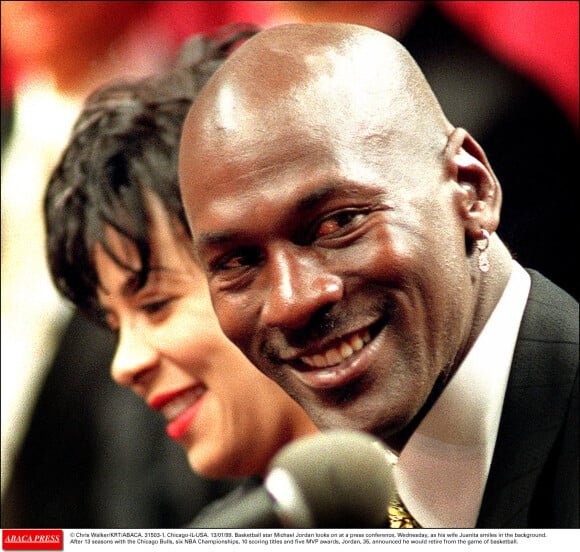 Michael Jordan et son ex femme Juanita Vanoy à une conférence de presse.