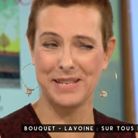 Carole Bouquet s'était coupé les cheveux de manière improvisée. @ Youtube / C à vous