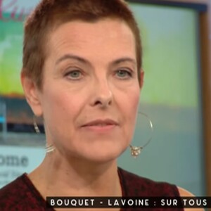 Carole Bouquet s'était coupé les cheveux de manière improvisée. @ Youtube / C à vous