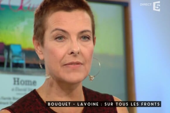 Carole Bouquet s'était coupé les cheveux de manière improvisée. @ Youtube / C à vous