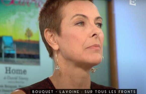 Carole Bouquet s'était coupé les cheveux de manière improvisée. @ Youtube / C à vous
