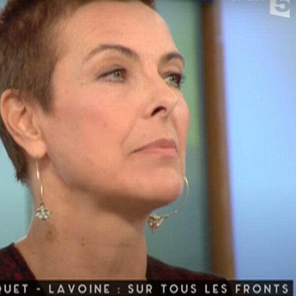 Carole Bouquet s'était coupé les cheveux de manière improvisée. @ Youtube / C à vous