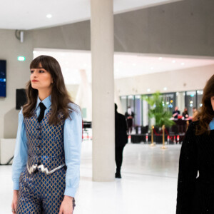 Exclusif - Clara Luciani (Artiste féminine de l'année et Album de l'année pour "Coeur") avec sa soeur Léa en backstage lors la 37ème cérémonie des Victoires de la musique à la Seine musicale de Boulogne-Billancourt, le 11 février 2022. © Tiziano Da Silva / Cyril Moreau / Bestimage 