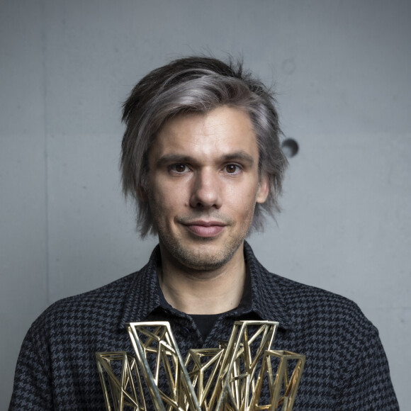 Exclusif - Orelsan (Création audiovisuelle de l'année pour "Montre jamais ça à personne" - Artiste masculin de l'année et Chanson originale de l'année pour "L'odeur de l'essence") en backstage lors la 37ème cérémonie des Victoires de la musique à la Seine musicale de Boulogne-Billancourt, le 11 février 2022. © Cyril Moreau / Tiziano Da Silva / Bestimage 